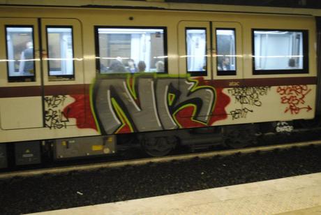 Il writer vandaletto Bosi. Se il vostro treno fa vomitare e vi fa vergognare di essere italiani spesso la colpa è sua. E ora potete sentire anche le sue immonde canzoni. Ma se ha pagine e profili aperti dovunque, perché non lo fermano e gli fanno ripag...