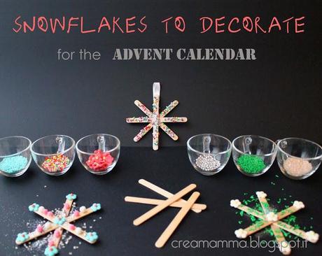 Dentro il Calendario dell'Avvento (5): fiocchi di neve da decorare con zuccherini e glitter