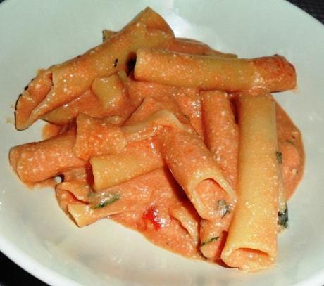 pasta-con-ricotta-parmigiano-reggiano-pomodoro-basilico