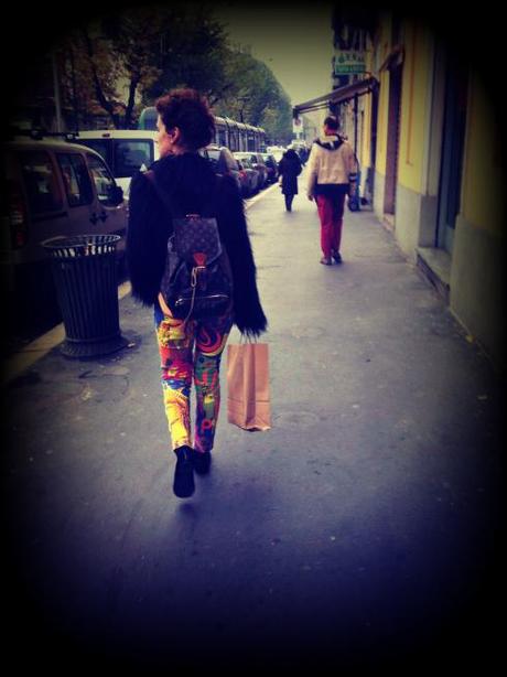 leggins, leggings, leggins fluo, leggings fluo, leggins neon, leggings neon, leggings patchwork, leggins patchwork, pelliccia nera, zainetto louis vuitton, borsa vintage louis vuitton, zainetto vintage louis vuitton, milan street style, milano street style, italy street style, italian street style, italia street style, street style, louis vuitton, vintage louis vuitton, fashion blogger