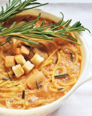 Zuppa di spaghettini con fagioli di spagna e pancetta affumicata