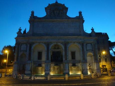 LA FONTANA DELL'ACQUA PAOLA AL BUIO DA SETTIMANE! NESSUNO MUOVE IL CULO PER CAMBIARE UNA CAZZO DI LAMPADINA. E TUTTO INTORNO SCENARI SUPERCAFONI