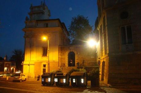 LA FONTANA NON E' ILLUMINATA MA I BIDONI DELLA MONNEZZA SI! SUPERCAFONATA A ROMA, HANNO MESSO TRE BIDONI ADDOSSO A UNA FONTANA! MA NON SI VERGOGNANO?