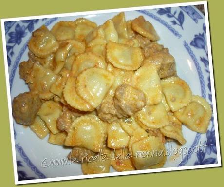 Raviolini di carne con panna, salsiccia, pomodoro e salsa piccante (5)