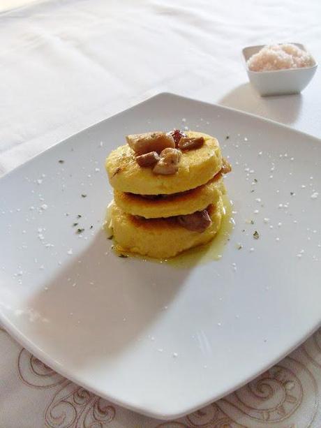 millefoglie di polenta ai funghi porcini e olio tartufato