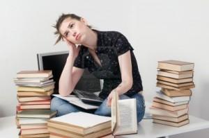 studente-nervoso-e-preoccupato-ragazza-seduta-sul-banco-tra-i-suoi-libri