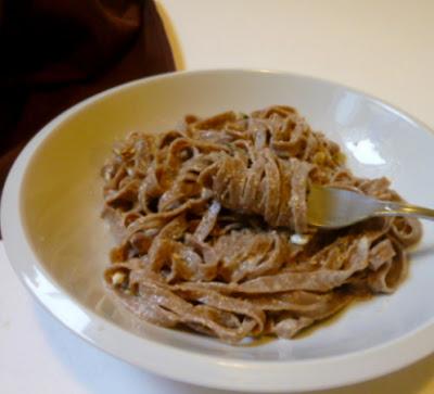 tagliatelle al cacao e peperoncino in salsa greca