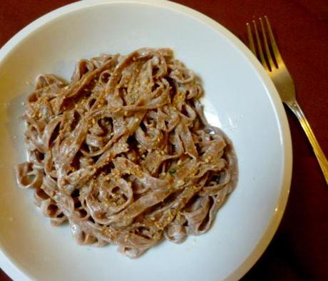 tagliatelle al cacao e peperoncino in salsa greca