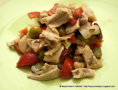 Il fresco in tavola e l'estate ormai passata: la ricetta per l'insalata di pollo con pomodori perini, sedano, olive e cetrioli sotto aceto