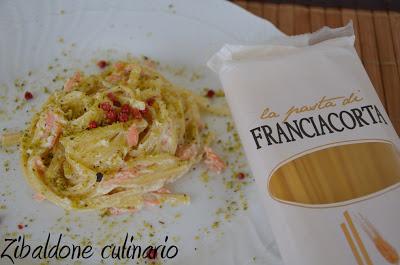 Pasta al salmone con ricotta e pistacchi