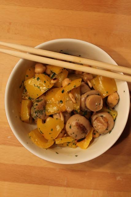 Padellata di peperoni, funghi e ceci al curry