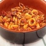 Ricette di pesce: calamari in tegame con pinoli e uvetta