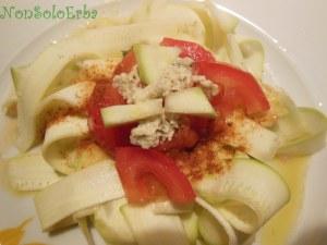 PAPPARDELLE CRUDISTE DI ZUCCHINE  in salsa di pomodoro piccante