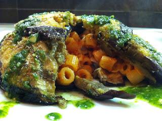 CUPOLA DI MELANZANE CON PASTA FILANTE AL POMODORO E PESTO DI RUCOLA