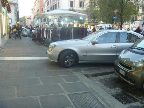 Ma come fanno i negozi a continuare a pagare 15mila euro al mese per avere uno spazio a Prati? La zona di shopping chic più brutta d'Europa. Tutti a Castel Romano!!!