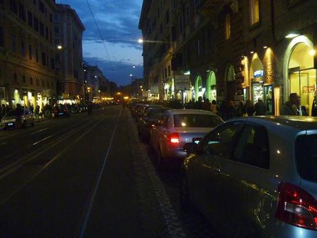 Ma come fanno i negozi a continuare a pagare 15mila euro al mese per avere uno spazio a Prati? La zona di shopping chic più brutta d'Europa. Tutti a Castel Romano!!!