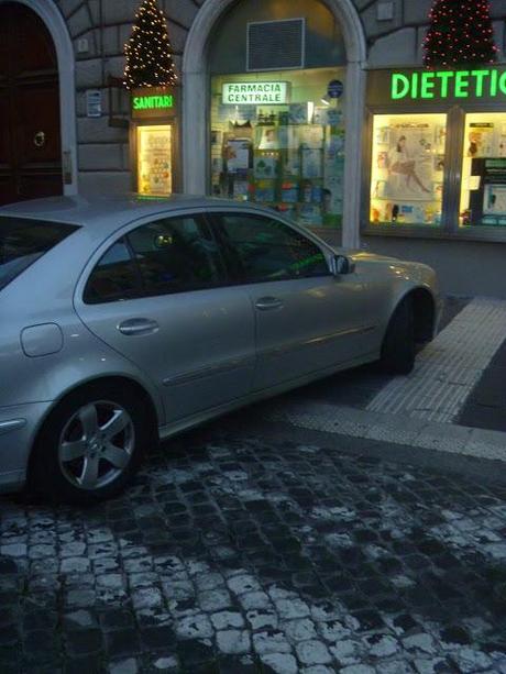 Ma come fanno i negozi a continuare a pagare 15mila euro al mese per avere uno spazio a Prati? La zona di shopping chic più brutta d'Europa. Tutti a Castel Romano!!!