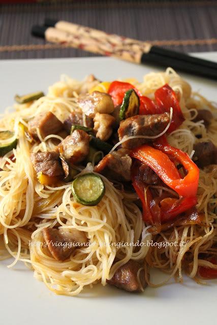 SPAGHETTI DI RISO CON VERDURE E MAIALE PICCANTE