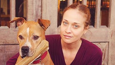 Fiona Apple interrompe il tour per restare accanto a Janet, la sua cagnetta in fin di vita