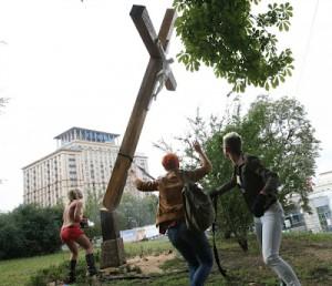 Le Femen si spogliano (e aggrediscono i cristiani) per denaro