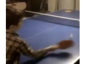gatto gioca ping pong bambino (video)