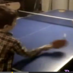 Il gatto che gioca a ping pong con il bambino (video)