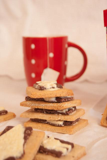 Biscotti di natale con spezie e cioccolato (Christmas cookies with spices an chocolate)