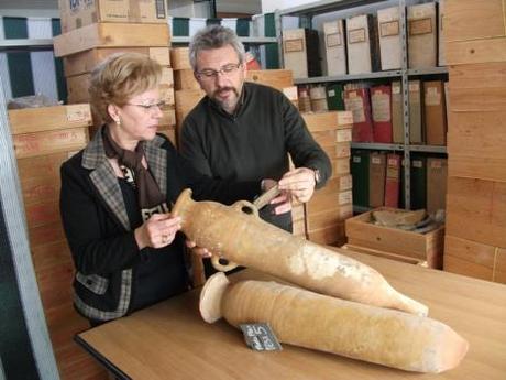 L'Assessore Ocello e il dott. Mistretta, sotto l'egida della Soprintendenza, scelgono i reperti archeologici da esporre nel costituendo Museo di Palazzo Pignatelli in Menfi