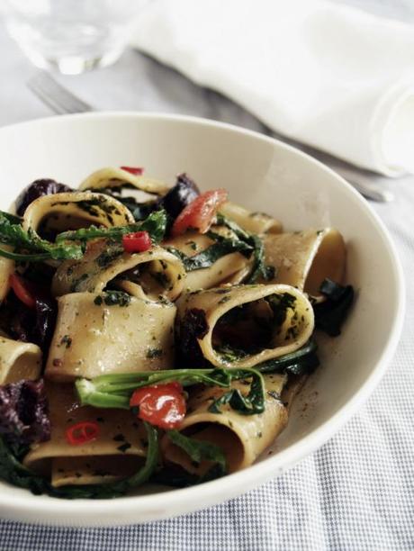 Calamarata con pesto di cavolo nero e olive…nere.