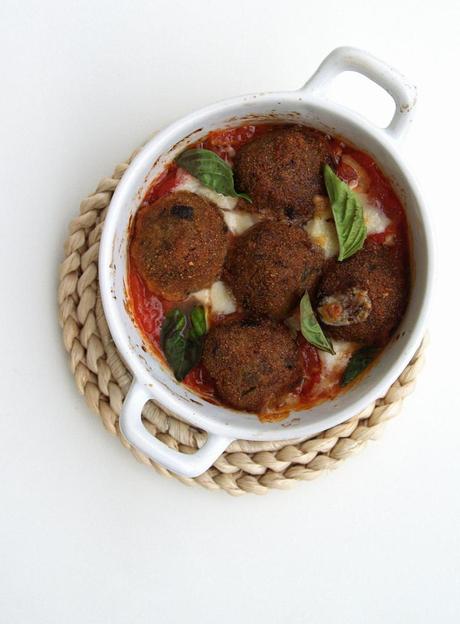 Polpette di melanzane “al sangue” in terrina. Una sottilissima ironia..