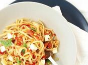 Linguine peperoni, pistacchi formaggio primo sale. orecchio.