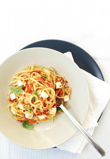 Linguine con peperoni, pistacchi e formaggio primo sale. Ad orecchio.