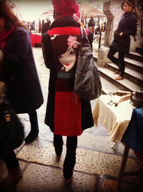 cappotto desigual, desigual, cappotto con volto, cappotto rosso e nero, milan street style, milano street style, street style, italy street style, italian street style, italia street style, cappello rosso, basco rosso, coppola rossa