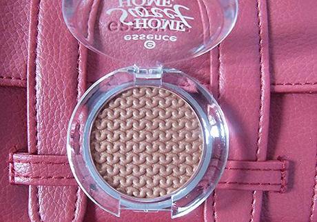 Essence Home Sweet Home Limited Edition Eyeshadow in 01 Happy Couching