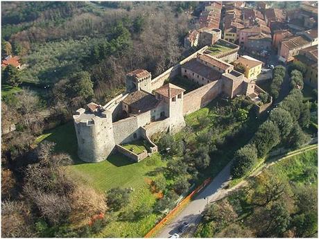 Toscana Trekking: il 2 dicembre escursione alla Quercia delle streghe e Rocca del Cerruglio (LU).