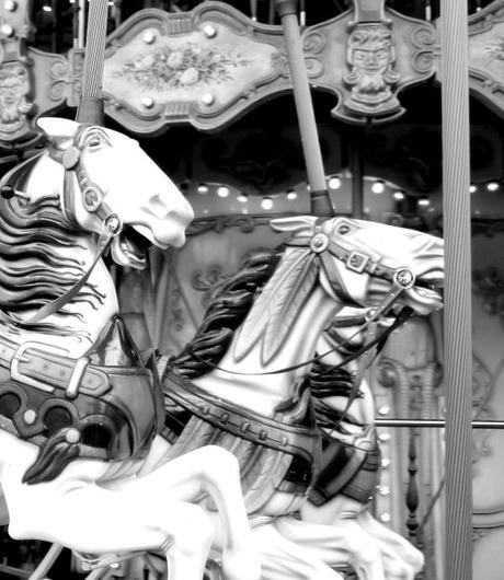 Carrousel en blanc et noir.