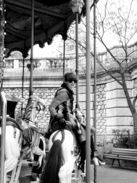 Carrousel en blanc et noir.