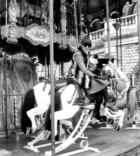 Carrousel en blanc et noir.