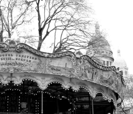 Carrousel en blanc et noir.