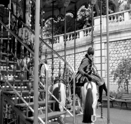 Carrousel en blanc et noir.