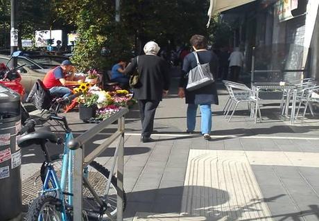 Commercio ambulante nella centralissima Circonvallazione Ostiense. Quasi non ce la facevamo a pubblicare dal vomito che ci veniva