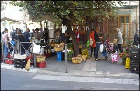 Commercio ambulante nella centralissima Circonvallazione Ostiense. Quasi non ce la facevamo a pubblicare dal vomito che ci veniva