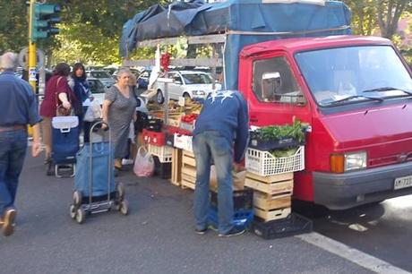 Commercio ambulante nella centralissima Circonvallazione Ostiense. Quasi non ce la facevamo a pubblicare dal vomito che ci veniva