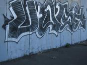 Ecco perché siamo follemente innamorati Pics. così vandaletti (che loro chiamano writers quando addirittura 'artisti') venne messi pulire sotto vigile bonario sguardo della Polizia Municipale