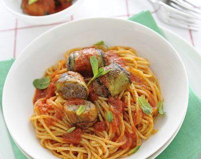 Spaghetti al pomodoro crudo, sedano e bocconcini di manzo battuto