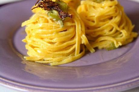 Nidi di linguine e asparagi