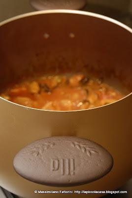 Quando in fondo all'arcobaleno si trova una pignatta d'oro: Zuppa di triglie, cernia, San Pietro, cozze e gamberi al basilico in Pastilla