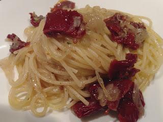 SPAGHETTONI CIPOLLA E POMODORINI SECCHI