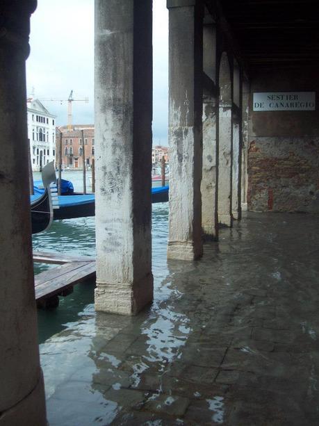 Episodi surreali tra Venezia e Madrid.