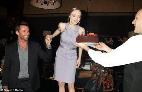 Hugh Jackman regala un bacio ad Amanda Seyfried per il suo compleanno